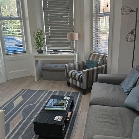 Stylish Apartment In Victorian Conversion Free Parking & Private Patio Close To Beach Town Centre & Bic Bournemouth Kültér fotó