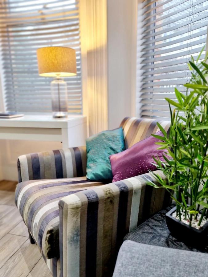 Stylish Apartment In Victorian Conversion Free Parking & Private Patio Close To Beach Town Centre & Bic Bournemouth Kültér fotó