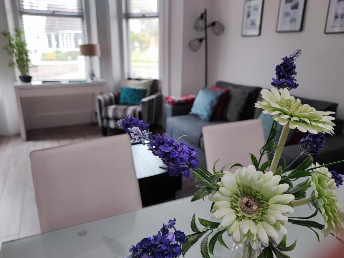 Stylish Apartment In Victorian Conversion Free Parking & Private Patio Close To Beach Town Centre & Bic Bournemouth Kültér fotó