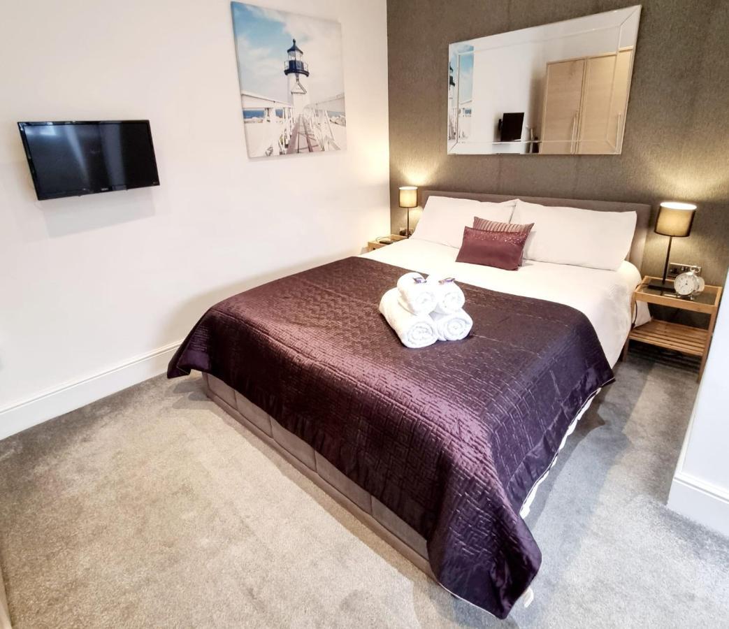 Stylish Apartment In Victorian Conversion Free Parking & Private Patio Close To Beach Town Centre & Bic Bournemouth Kültér fotó