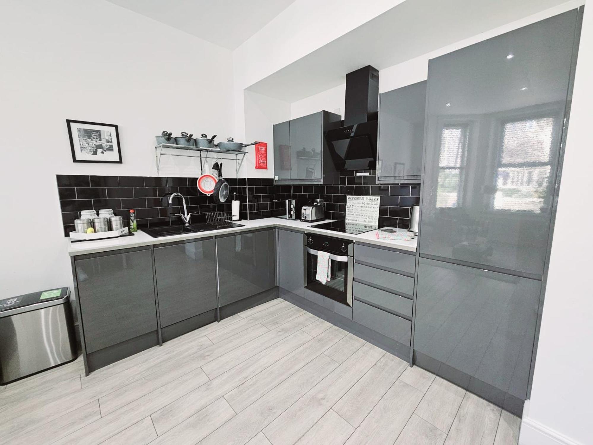 Stylish Apartment In Victorian Conversion Free Parking & Private Patio Close To Beach Town Centre & Bic Bournemouth Kültér fotó