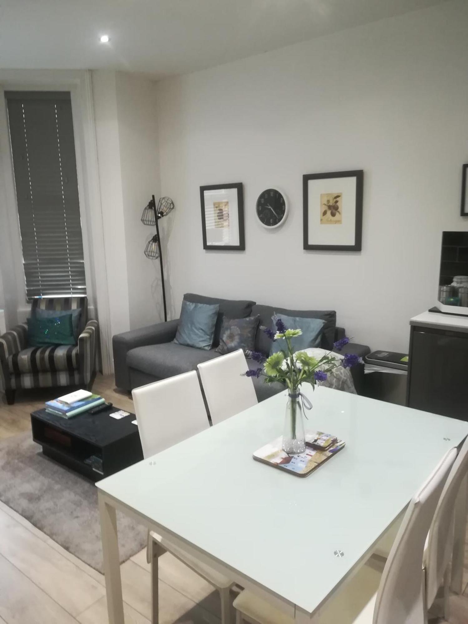 Stylish Apartment In Victorian Conversion Free Parking & Private Patio Close To Beach Town Centre & Bic Bournemouth Kültér fotó