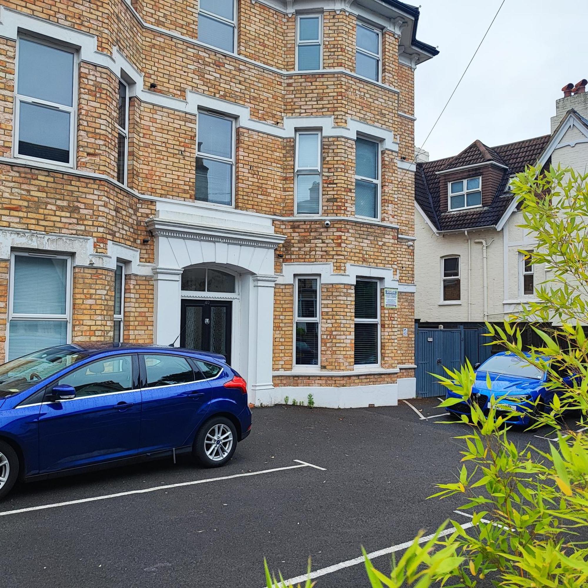 Stylish Apartment In Victorian Conversion Free Parking & Private Patio Close To Beach Town Centre & Bic Bournemouth Kültér fotó